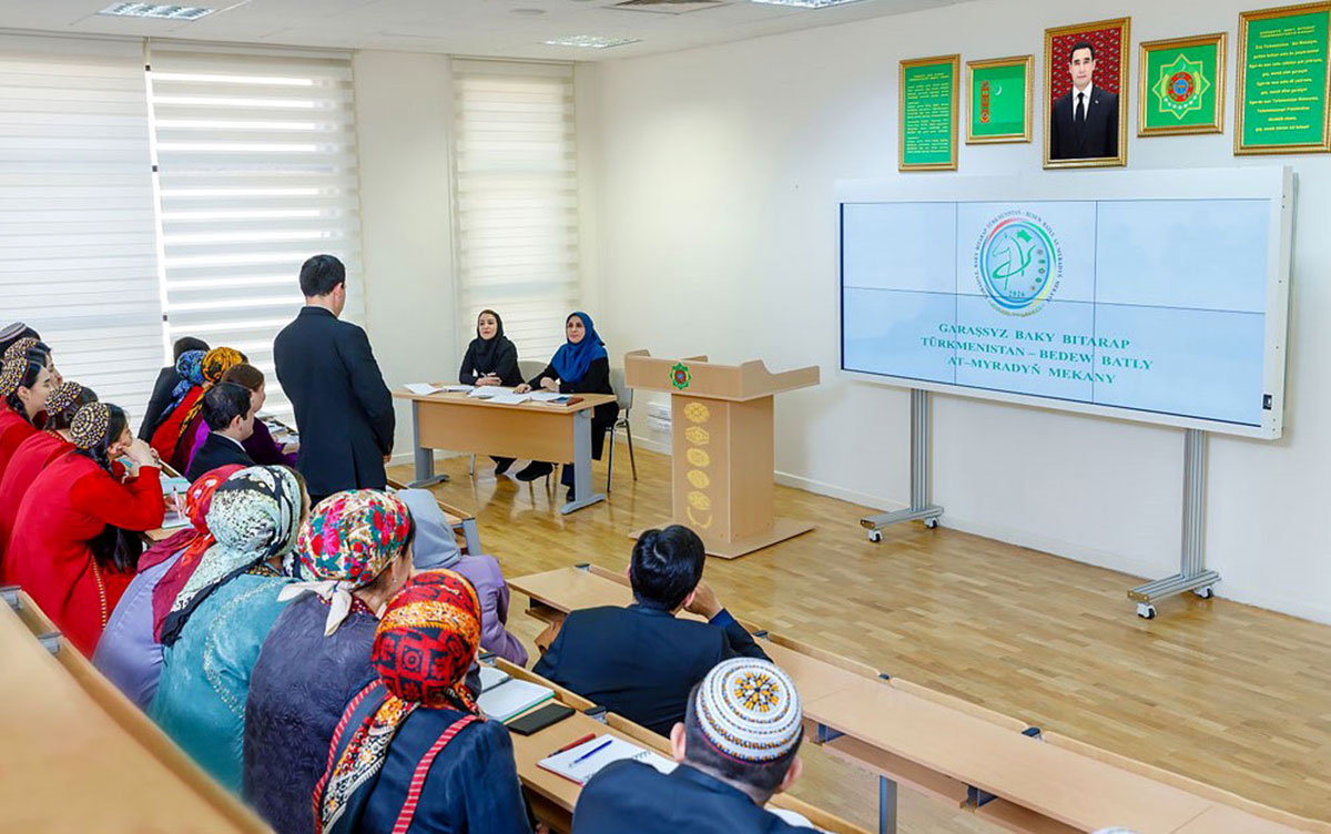 Туркменские педагоги и студенты совершенствуют компетенции в области персидского языка и литературы