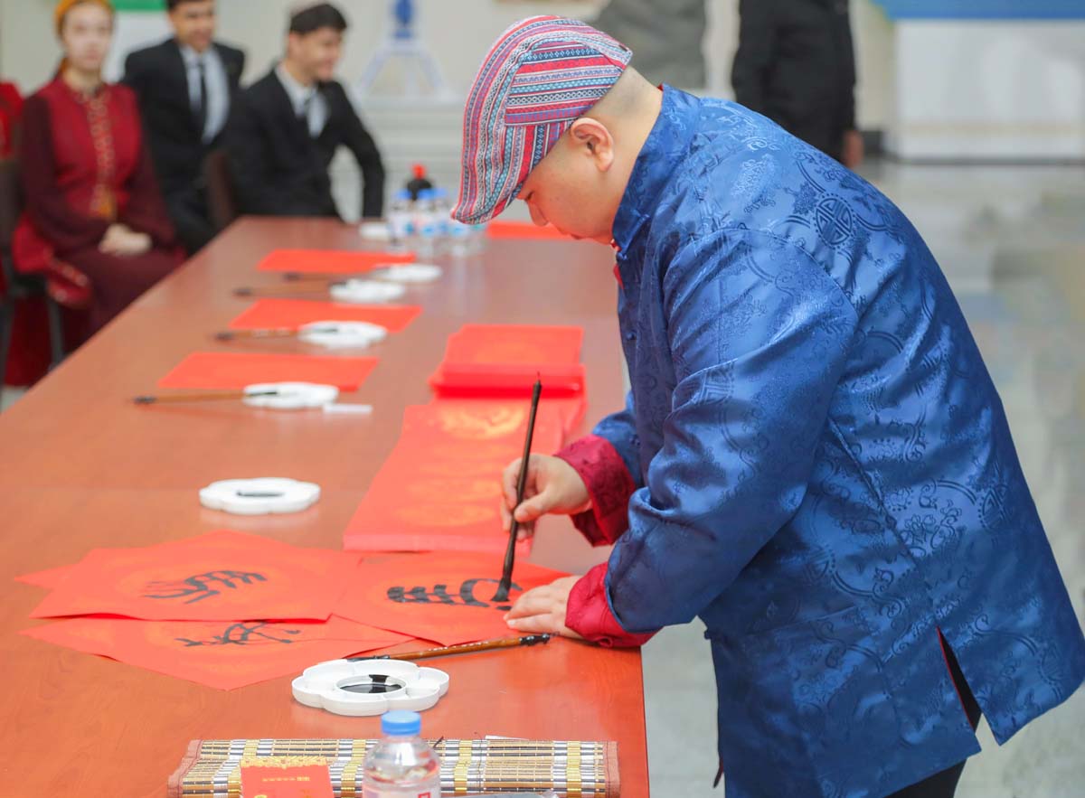 Искусство китайской каллиграфии стало темой встречи в Академии художеств Туркменистана
