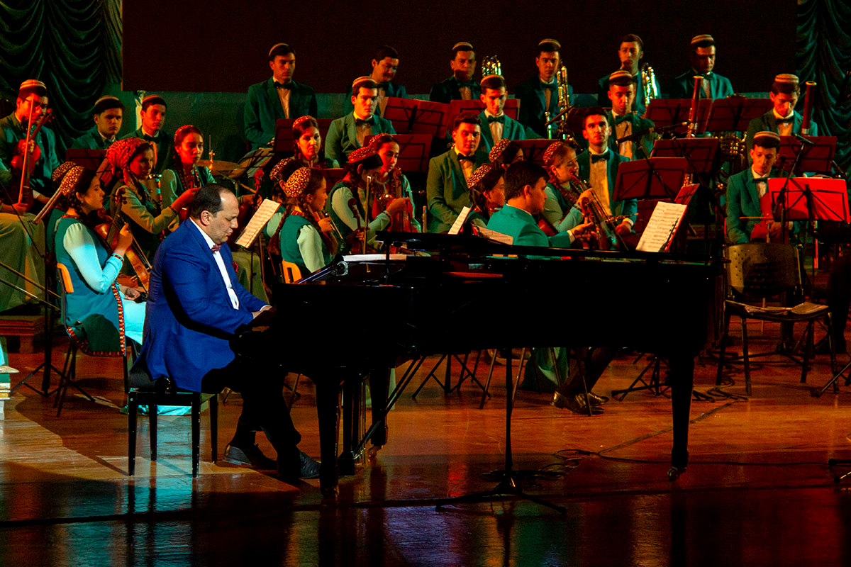 Sözüň ejiz gelen ýerinde saz gürleýär