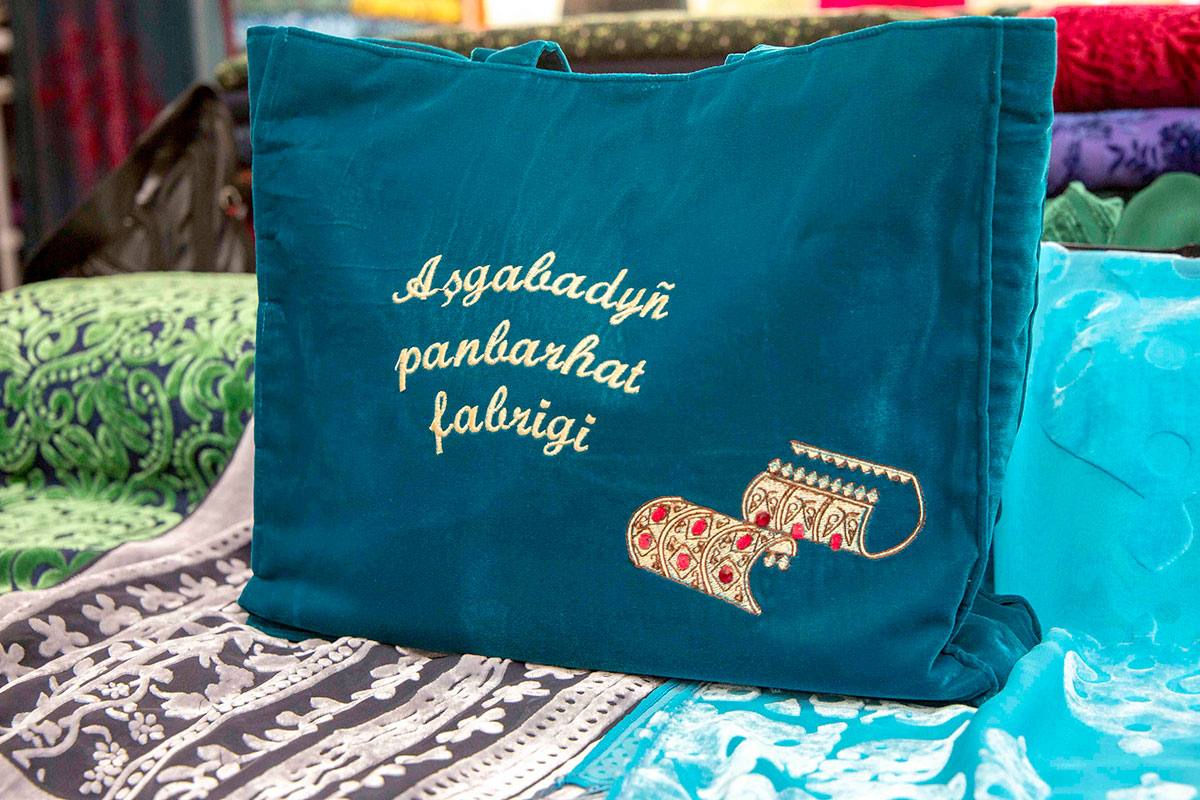 Туркменский панбархат – идеальный подарок к 8 Марта