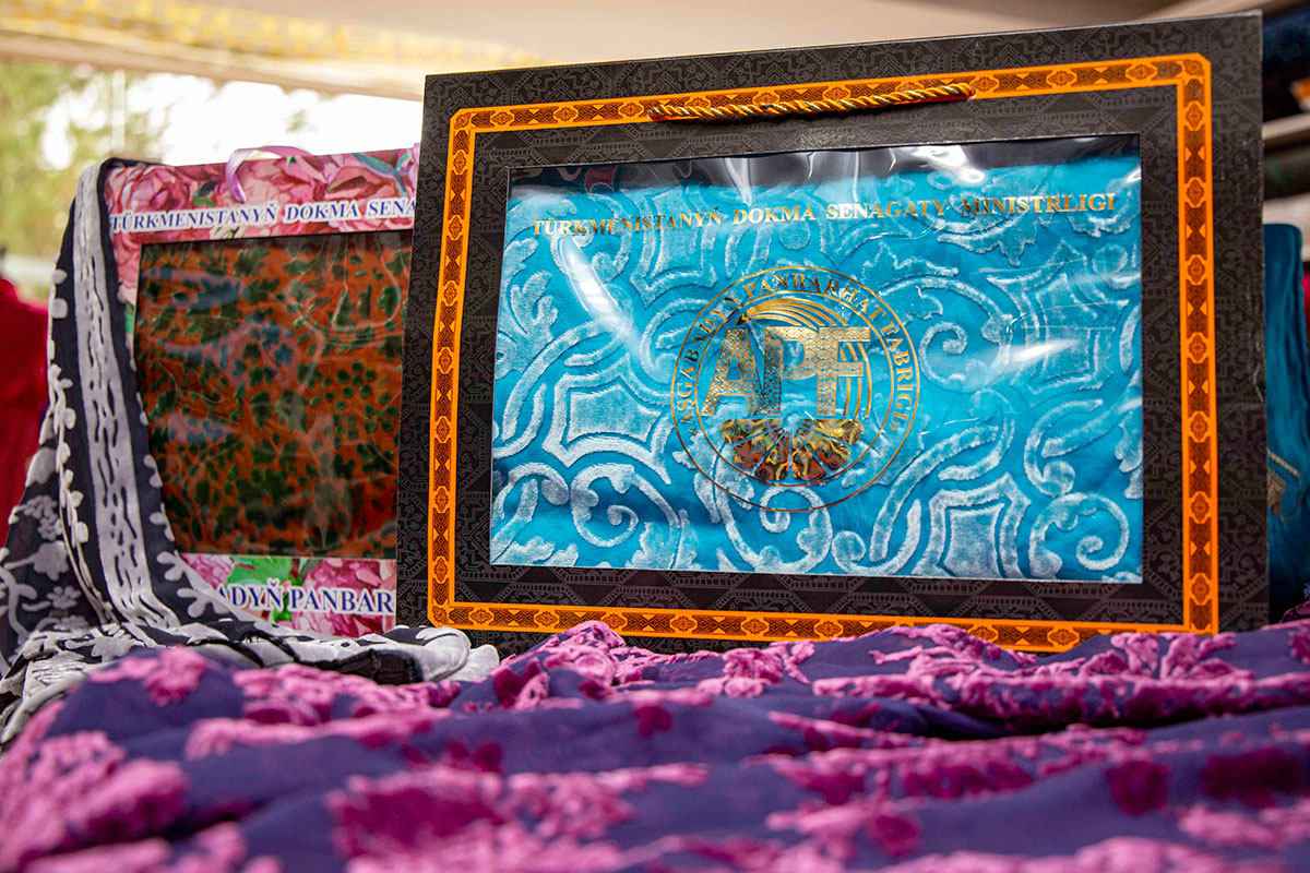 Туркменский панбархат – идеальный подарок к 8 Марта