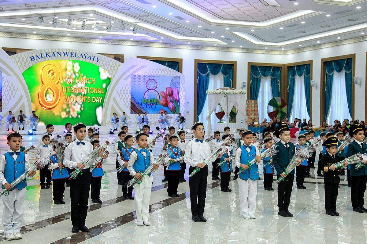 Воспевая величие матерей и светлый образ женщин