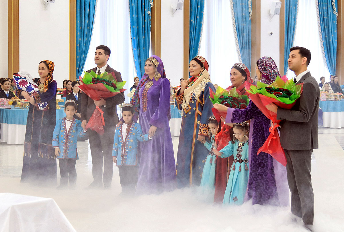 Воспевая величие матерей и светлый образ женщин