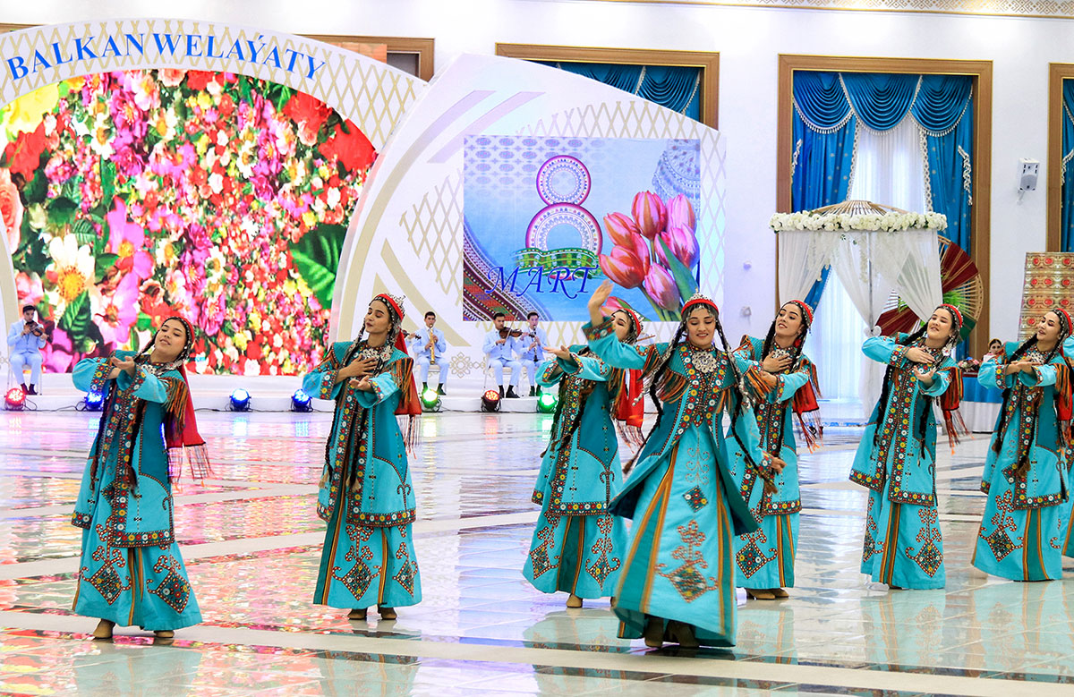 Воспевая величие матерей и светлый образ женщин