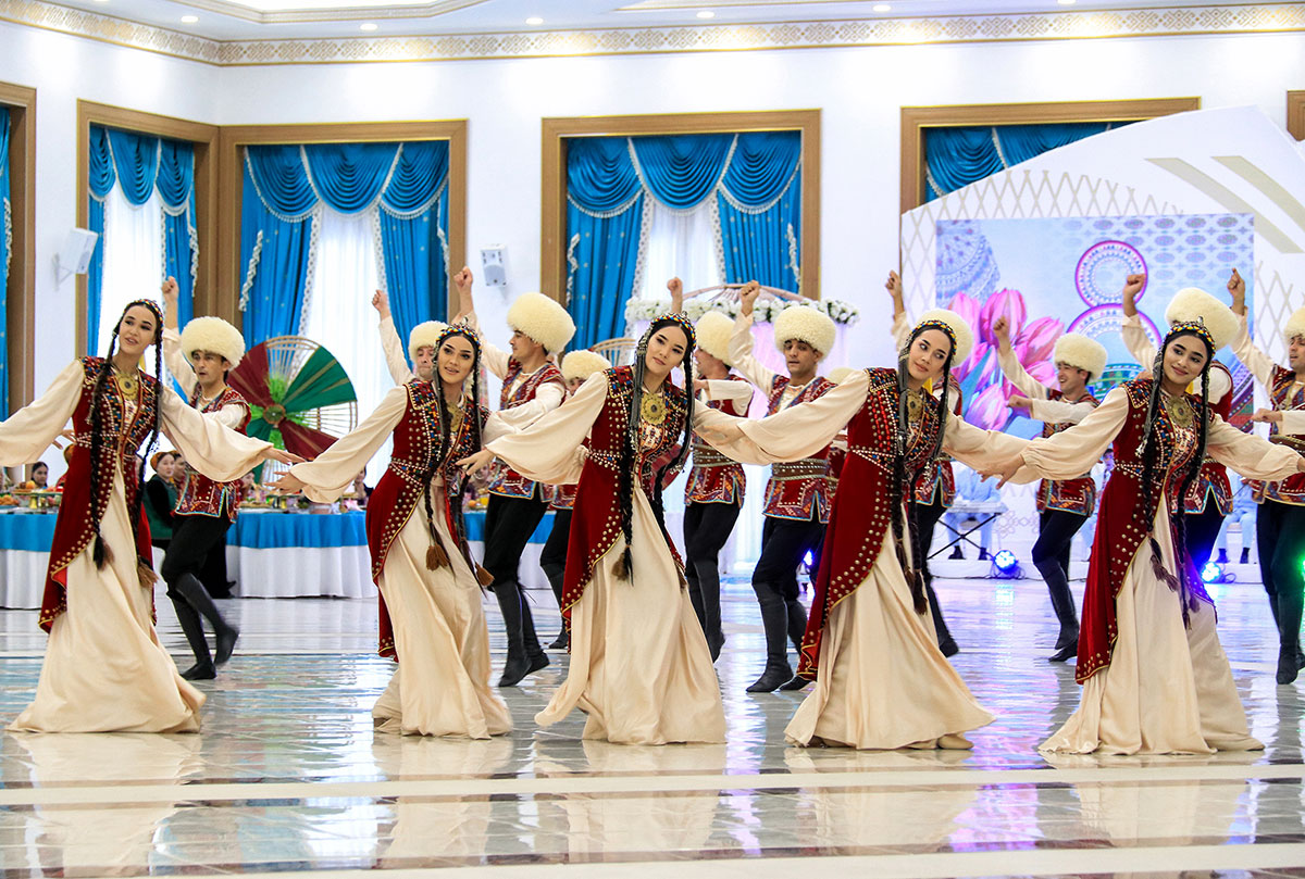 Воспевая величие матерей и светлый образ женщин