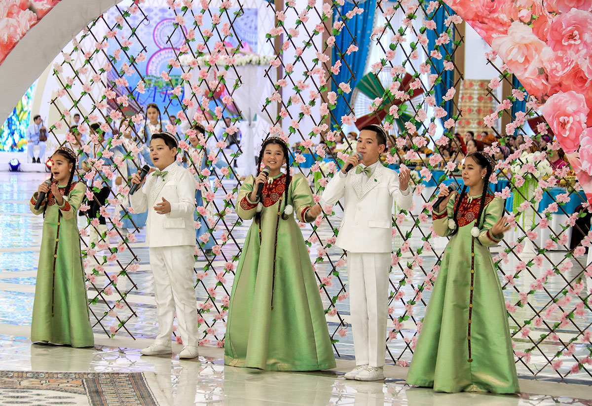 Воспевая величие матерей и светлый образ женщин