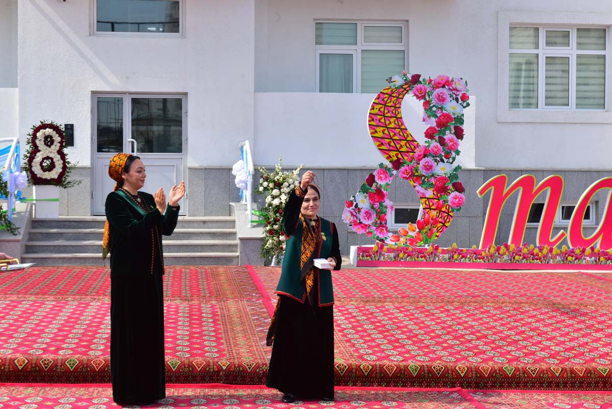 Köp çagaly enelere belent sarpa