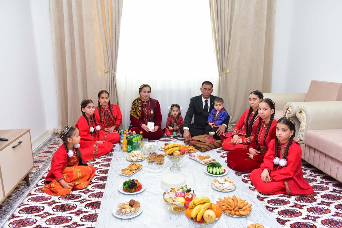 Köp çagaly enelere belent sarpa