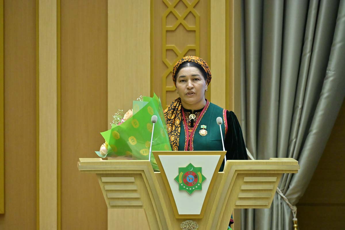 Köp çagaly enelere belent sarpa