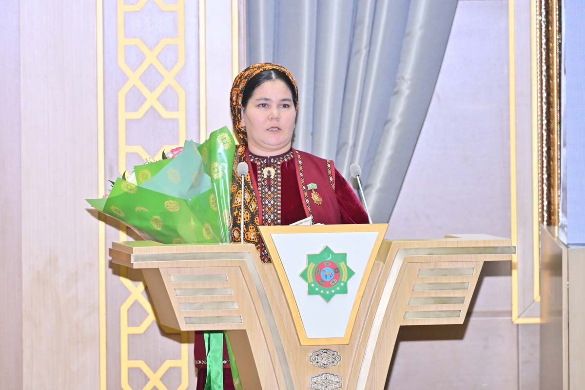 Köp çagaly enelere belent sarpa