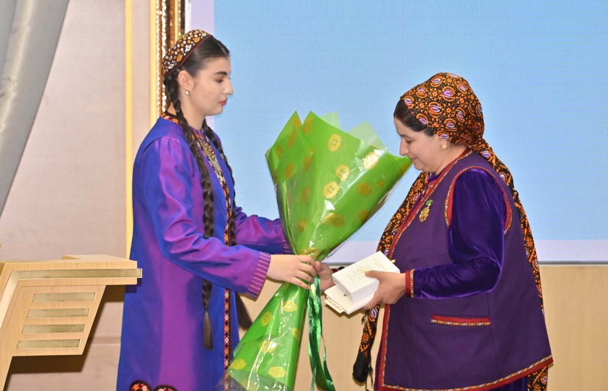 Köp çagaly enelere belent sarpa