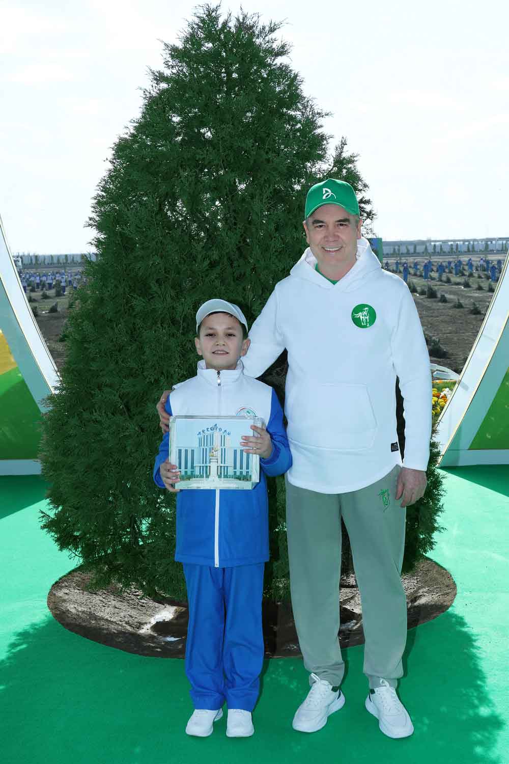 Türkmen halkynyň Milli Lideri, Türkmenistanyň Halk Maslahatynyň Başlygy Gahryman Arkadagymyz Arkadag şäherinde ählihalk bag ekmek dabarasyna gatnaşdy