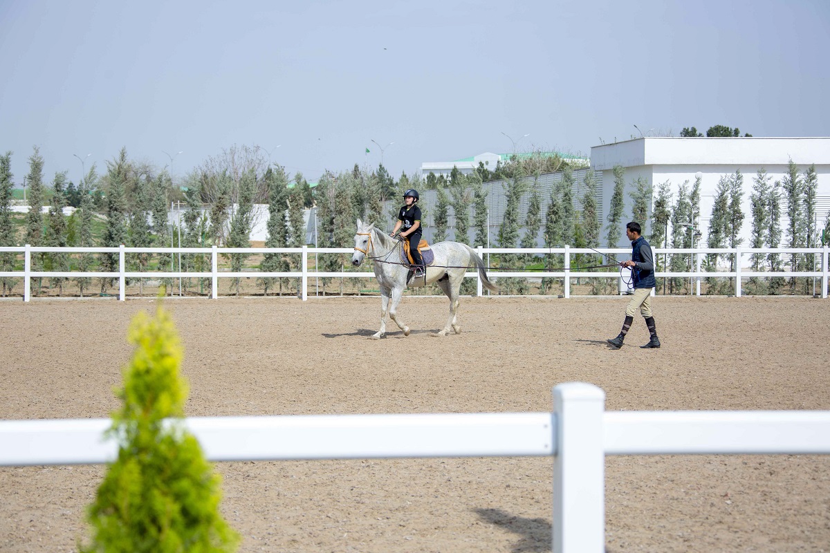 В Ашхабадском конноспортивном комплексе обучают будущих мастеров конкура
