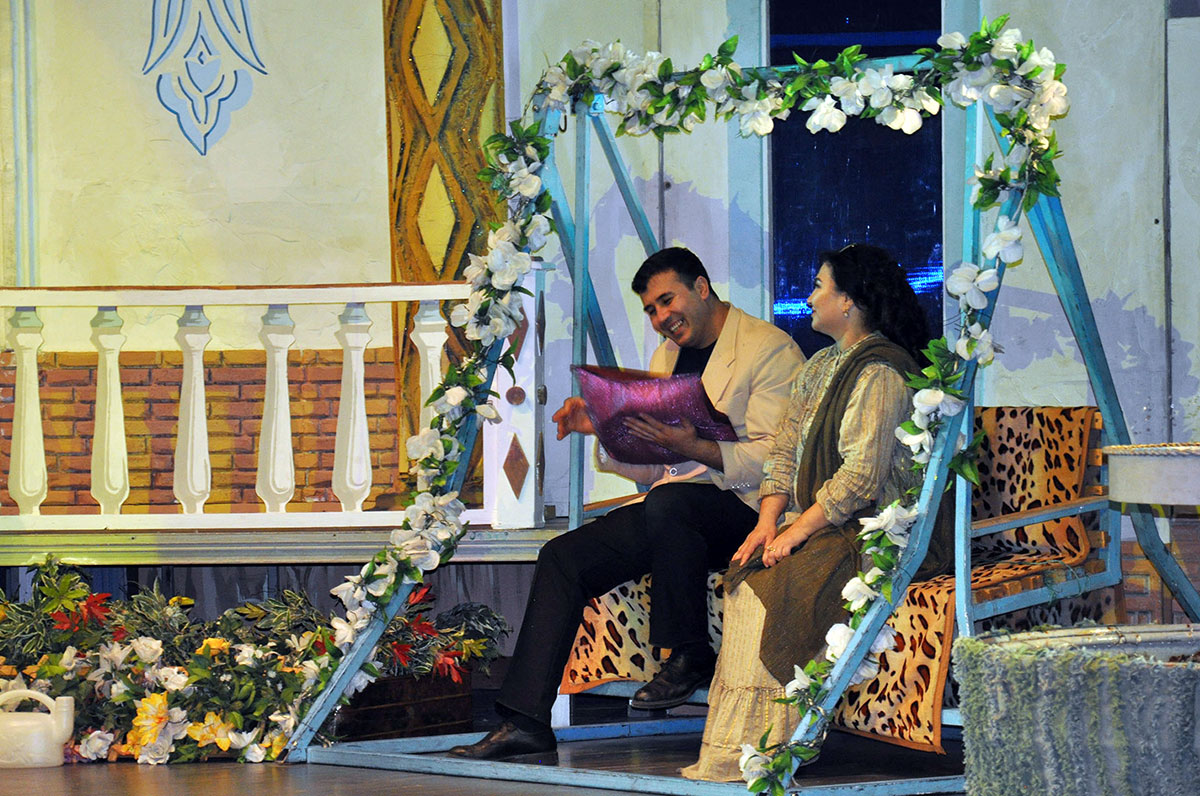 Dialogue of Cultures: An Uzbek Comedy on the Turkmen Stage