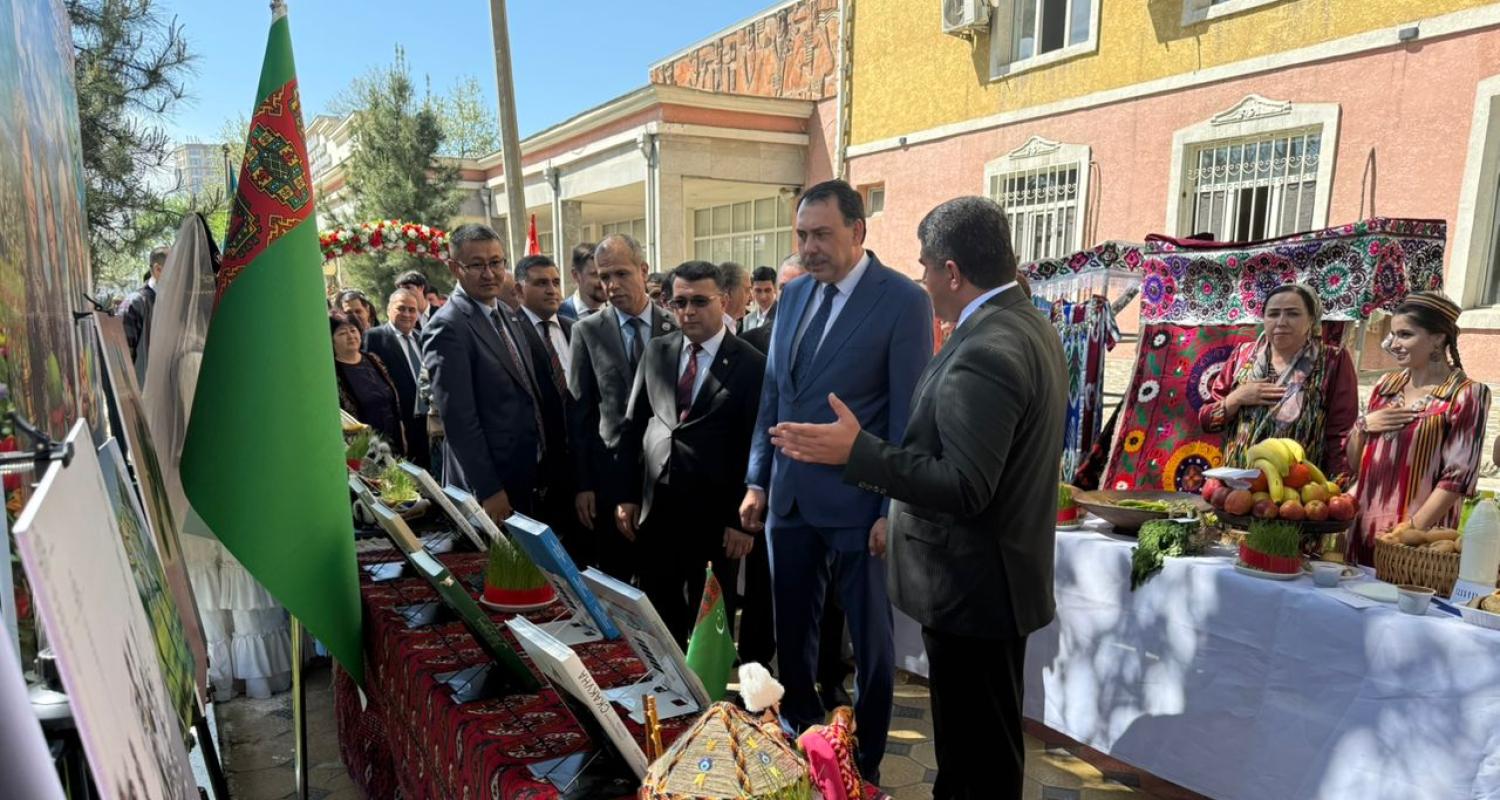 Türkmenistanyň medeni mirasy Täjigistanyň Döwlet medeniýet we sungat institutynda görkezildi