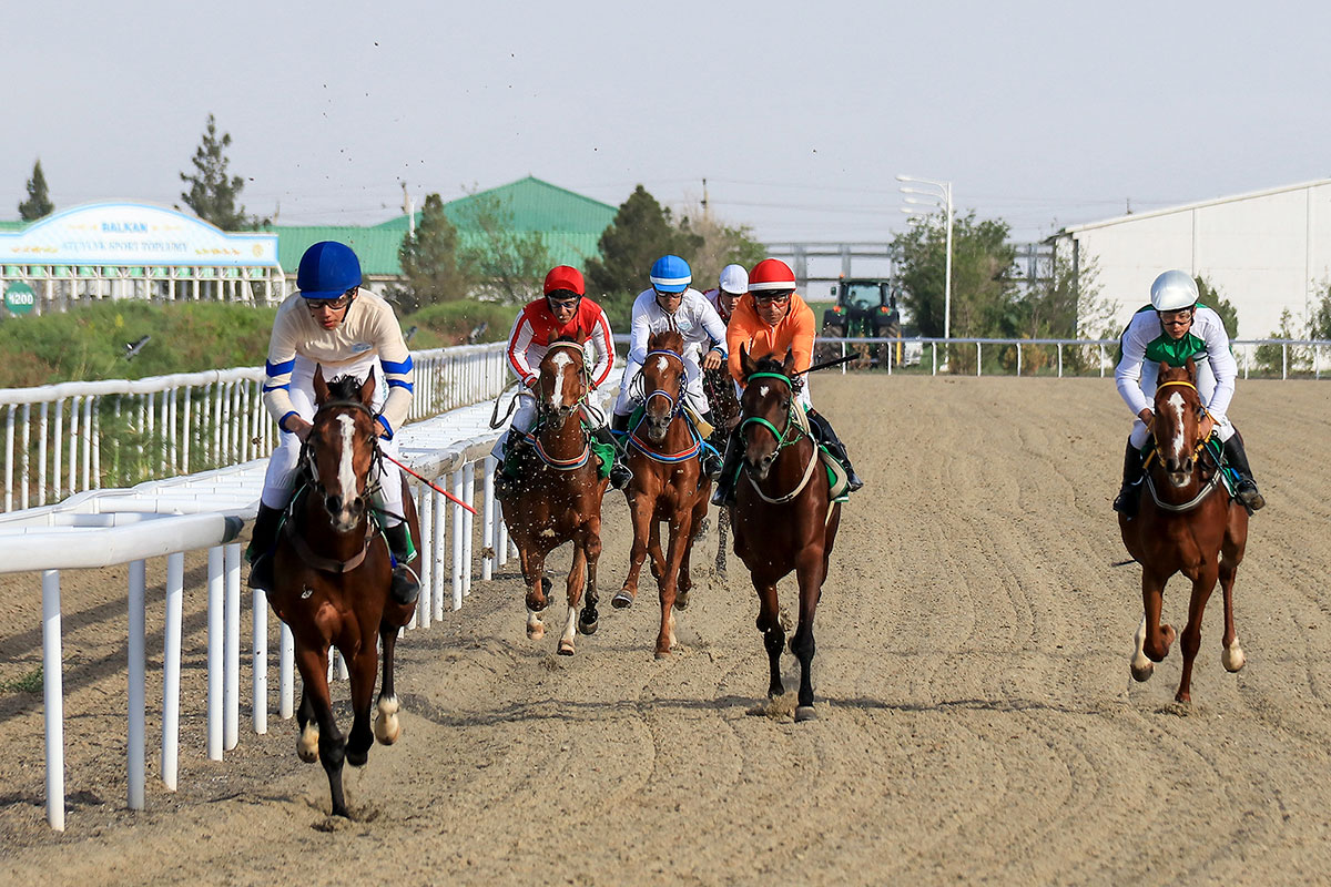 В Балканском велаяте прошёл первый тур весенних скачек