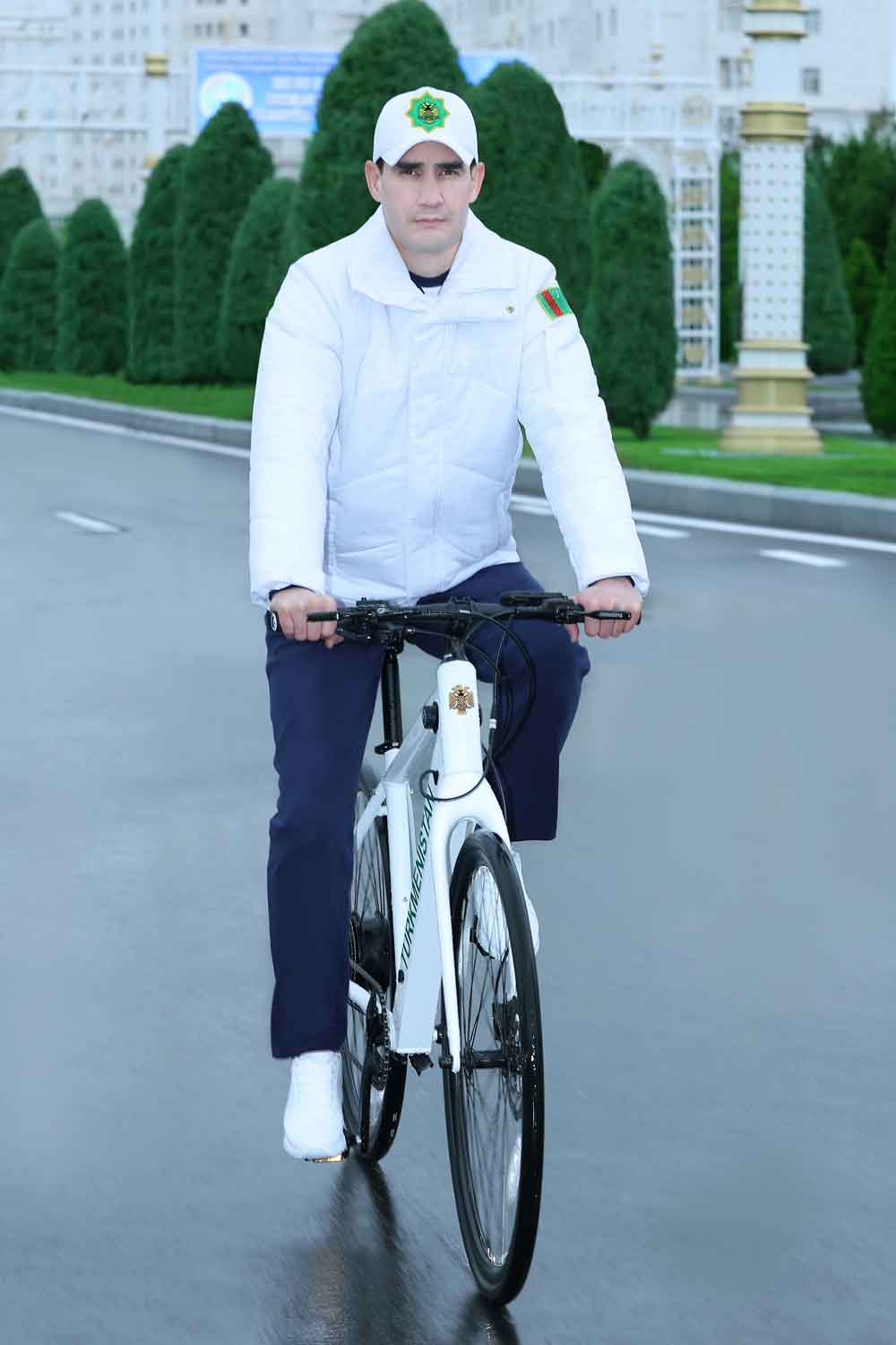 Президент Сердар Бердымухамедов принял участие в массовом велопробеге