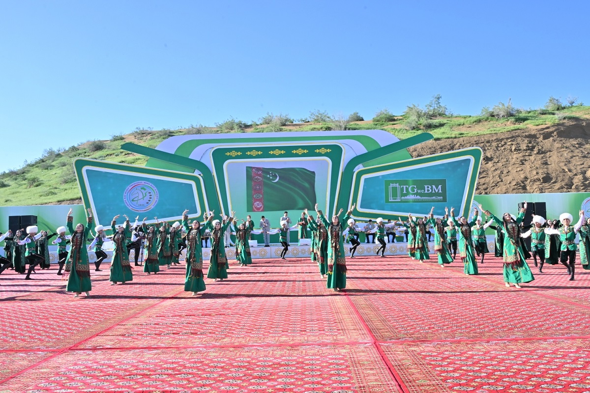 Türkmenistanyň Prezidenti Serdar Berdimuhamedow täze, döwrebap şäherçäniň düýbüni tutmak dabarasyna gatnaşdy