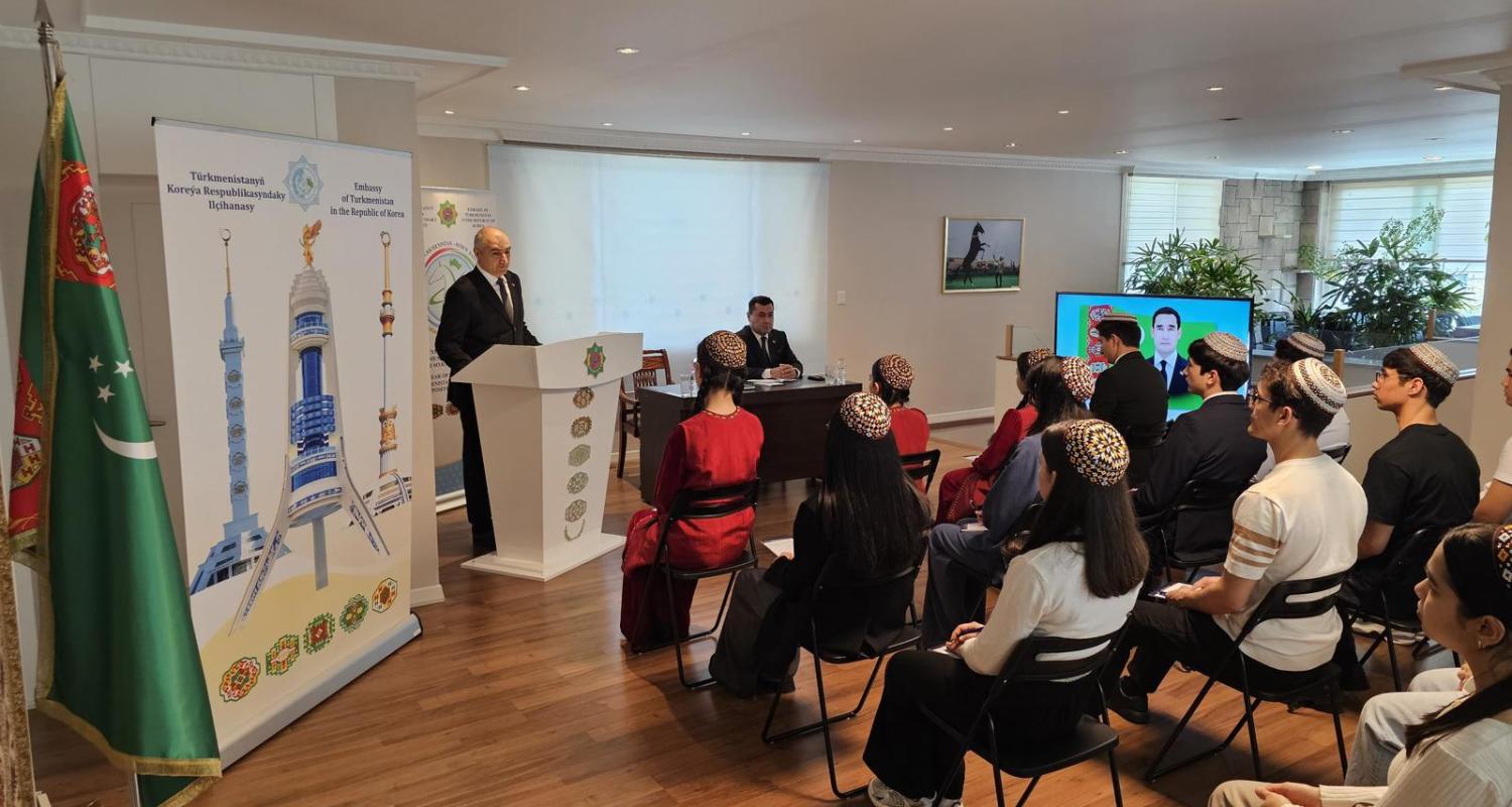 Заместитель министра иностранных дел Туркменистана встретился с туркменскими студентами, обучающимися в Республике Корея