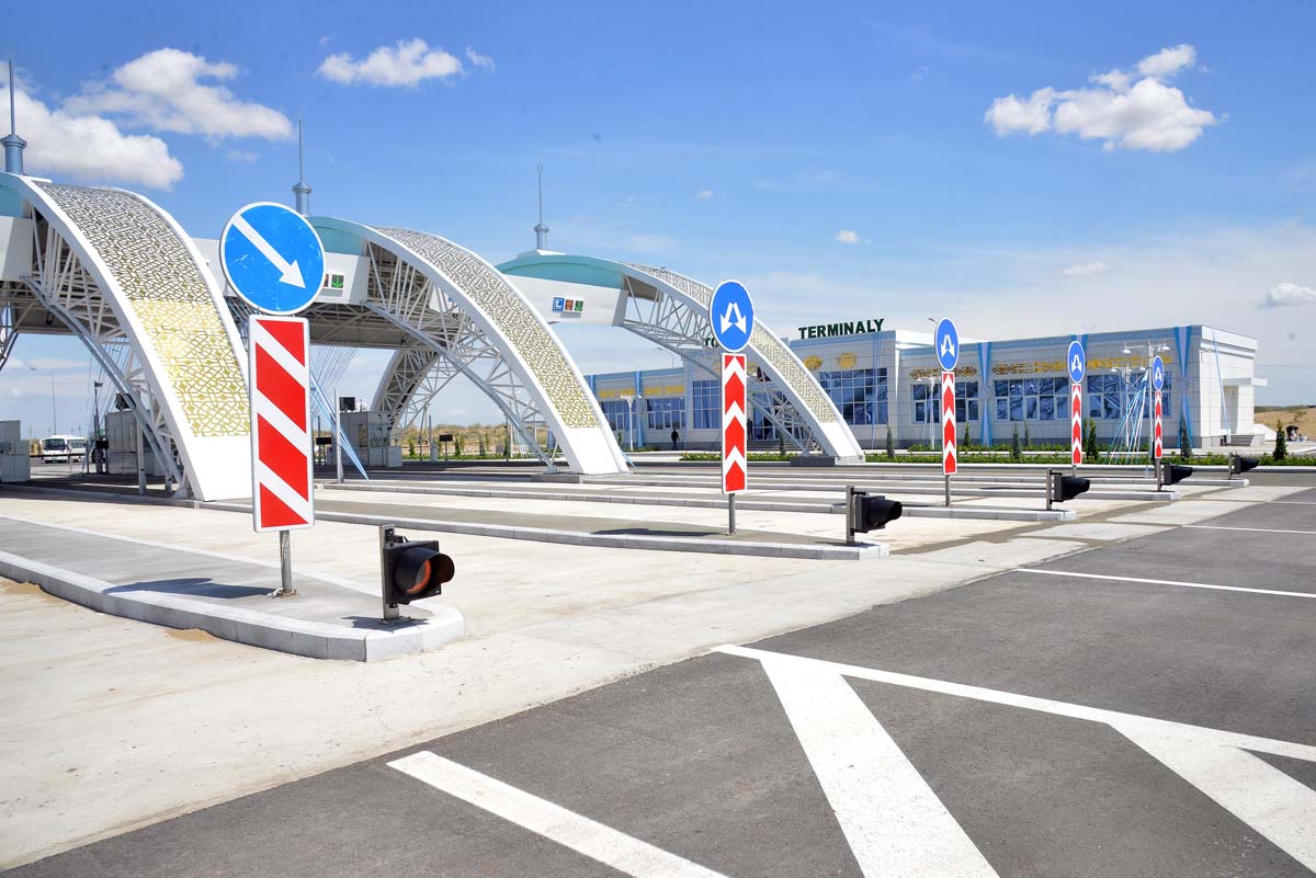 Türkmenistanyň Prezidenti Serdar Berdimuhamedow ýokary tizlikli awtomobil ýolunyň jemleýji tapgyrynyň açylyş dabarasyna gatnaşdy