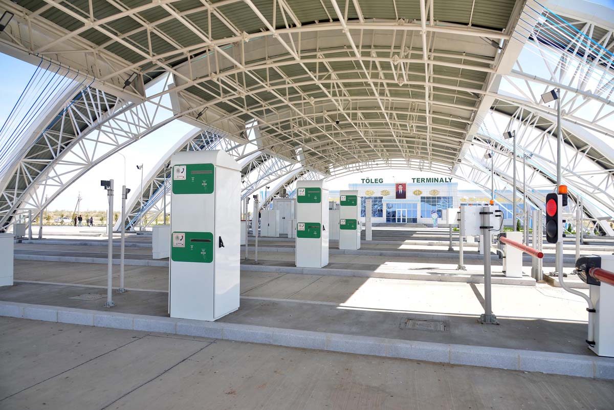 Türkmenistanyň Prezidenti Serdar Berdimuhamedow ýokary tizlikli awtomobil ýolunyň jemleýji tapgyrynyň açylyş dabarasyna gatnaşdy