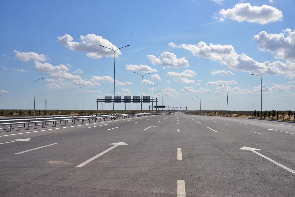 Türkmenistanyň Prezidenti Serdar Berdimuhamedow ýokary tizlikli awtomobil ýolunyň jemleýji tapgyrynyň açylyş dabarasyna gatnaşdy