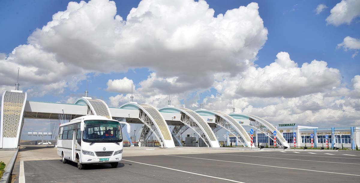 Türkmenistanyň Prezidenti Serdar Berdimuhamedow ýokary tizlikli awtomobil ýolunyň jemleýji tapgyrynyň açylyş dabarasyna gatnaşdy