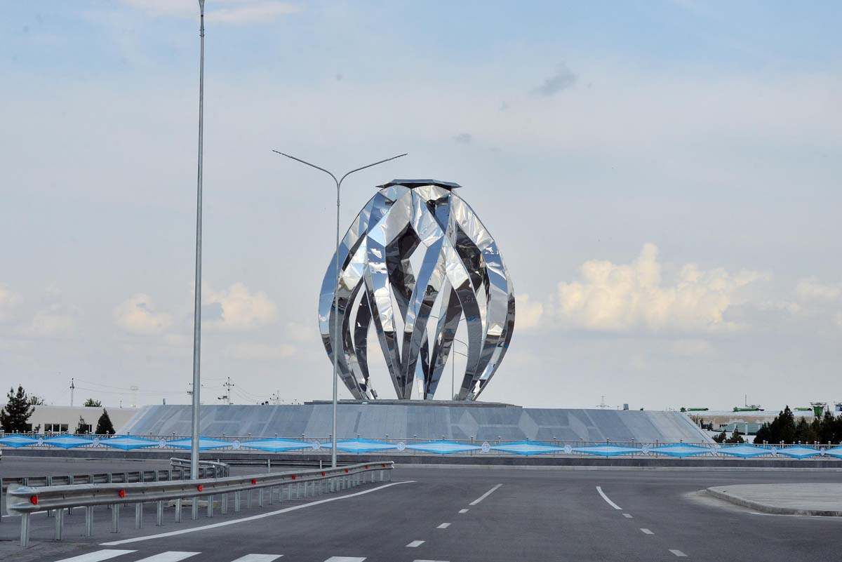 Türkmenistanyň Prezidenti Serdar Berdimuhamedow ýokary tizlikli awtomobil ýolunyň jemleýji tapgyrynyň açylyş dabarasyna gatnaşdy