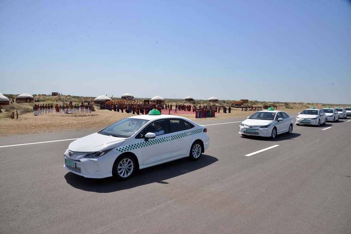 Türkmenistanyň Prezidenti Serdar Berdimuhamedow ýokary tizlikli awtomobil ýolunyň jemleýji tapgyrynyň açylyş dabarasyna gatnaşdy