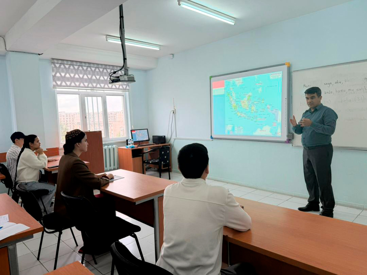 «Diller dünýäsi» dil merkezinde dil gurnagy geçirildi