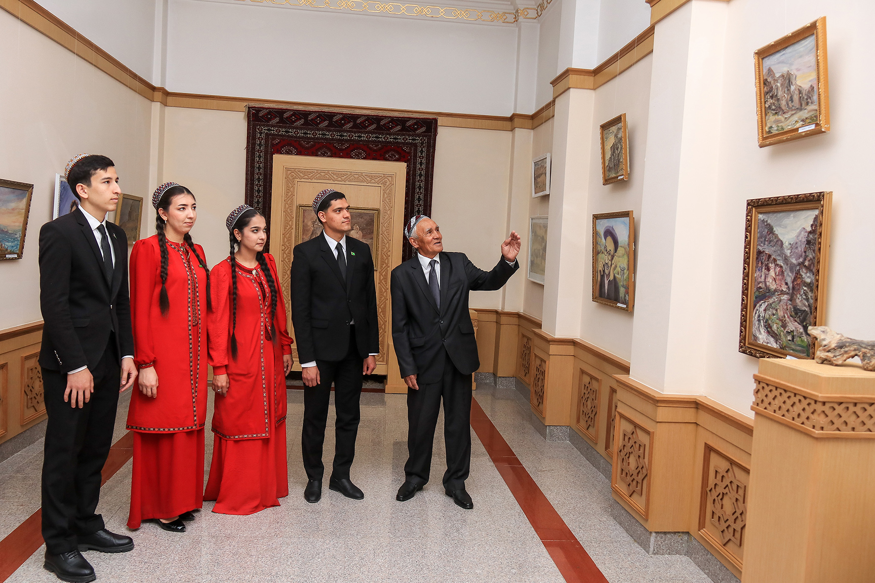 Balkan welaýatynda ussat suratkeş Amangeldi Hydyrowyň şahsy döredijilik sergisi guraldy