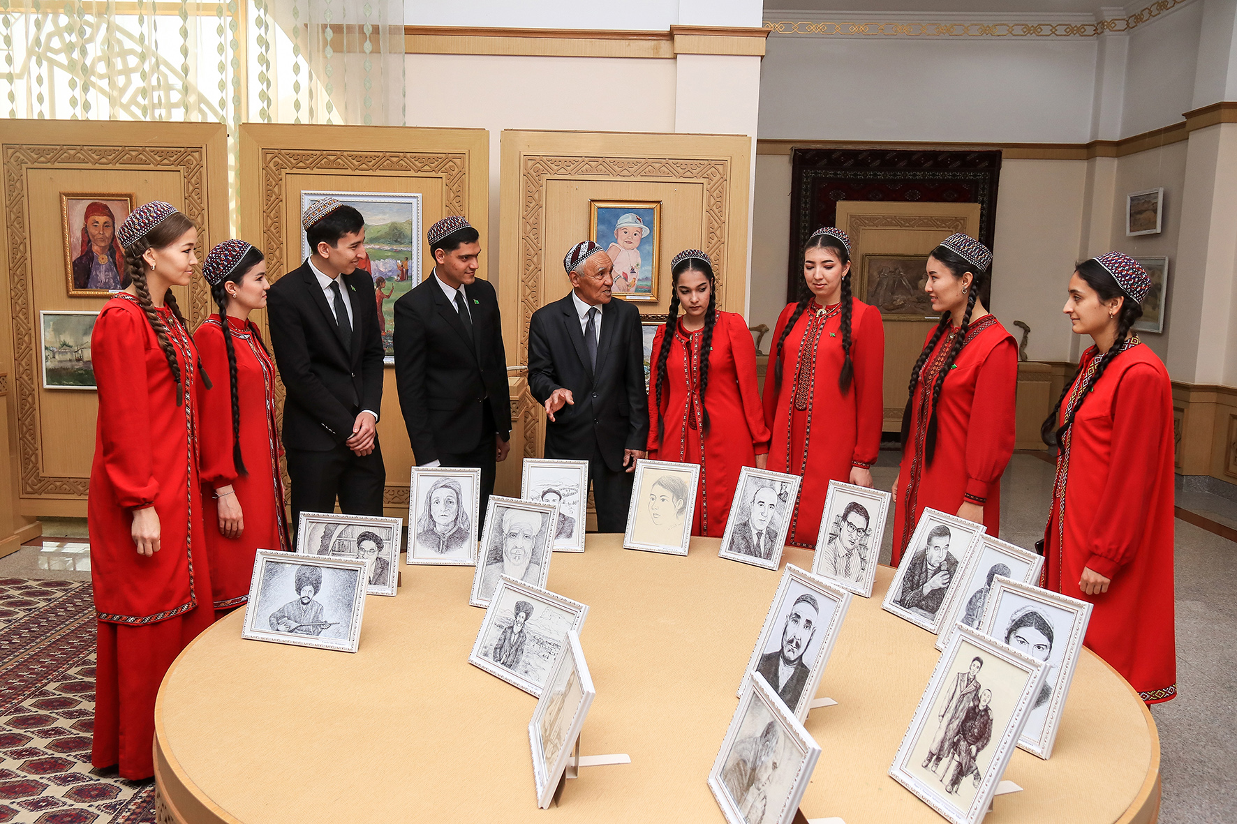 Balkan welaýatynda ussat suratkeş Amangeldi Hydyrowyň şahsy döredijilik sergisi guraldy