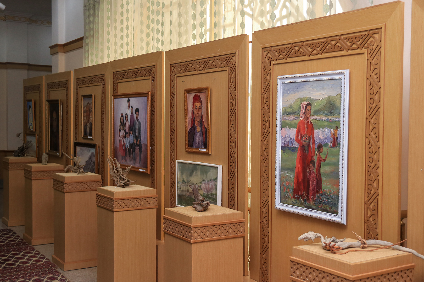 Balkan welaýatynda ussat suratkeş Amangeldi Hydyrowyň şahsy döredijilik sergisi guraldy