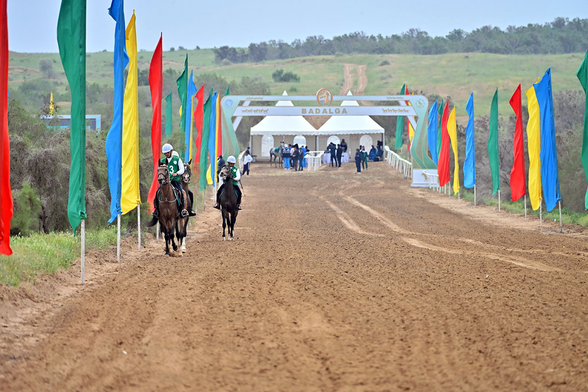 Ýurdumyzda uzak aralyga atly ýöriş bäsleşigi geçirildi