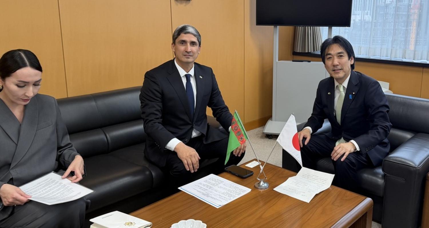 Türkmenistanyň Ilçisi Ýaponiýanyň Ykdysady ösüş strategiýasy we durmuş taýdan üpjünçilik özgertmeleri boýunça ministri bilen duşuşdy