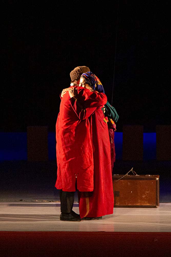 Белый конь вернул матери потерянного сына