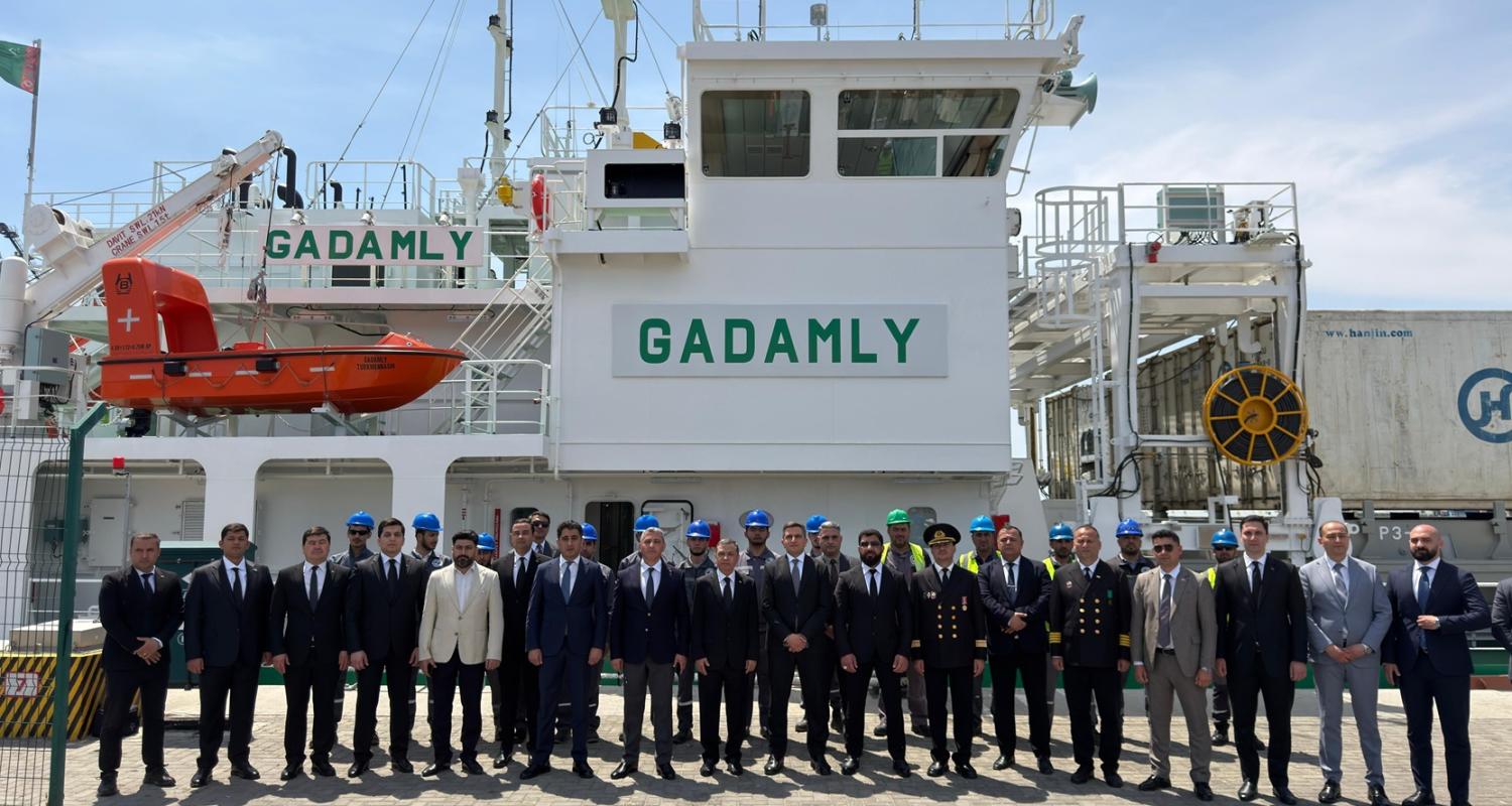 Türkmenistanda gurlan ilkinji «Gadamly» gury ýük gämisiniň Baku Halkara deňiz portunda dabaraly garşy alyş çäresi geçirildi