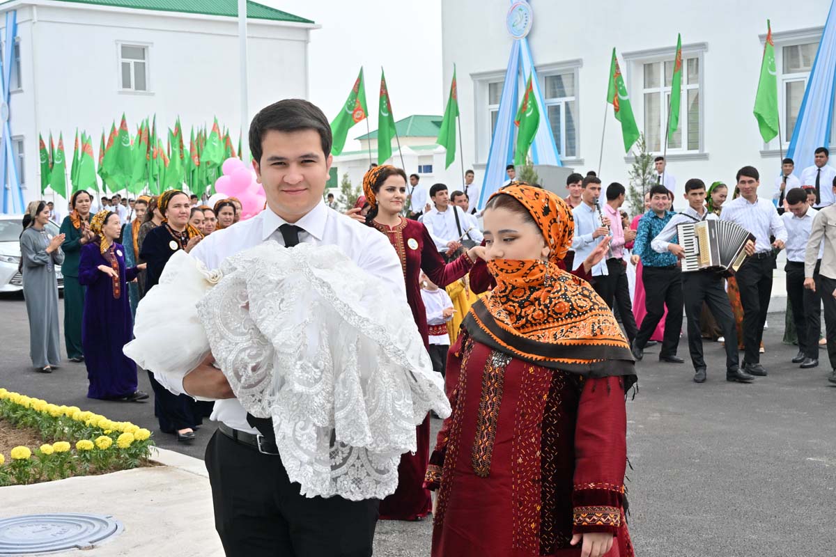 Aşgabat şäheriniň güni mynasybetli täze ýaşaýyş jaýlary açyldy