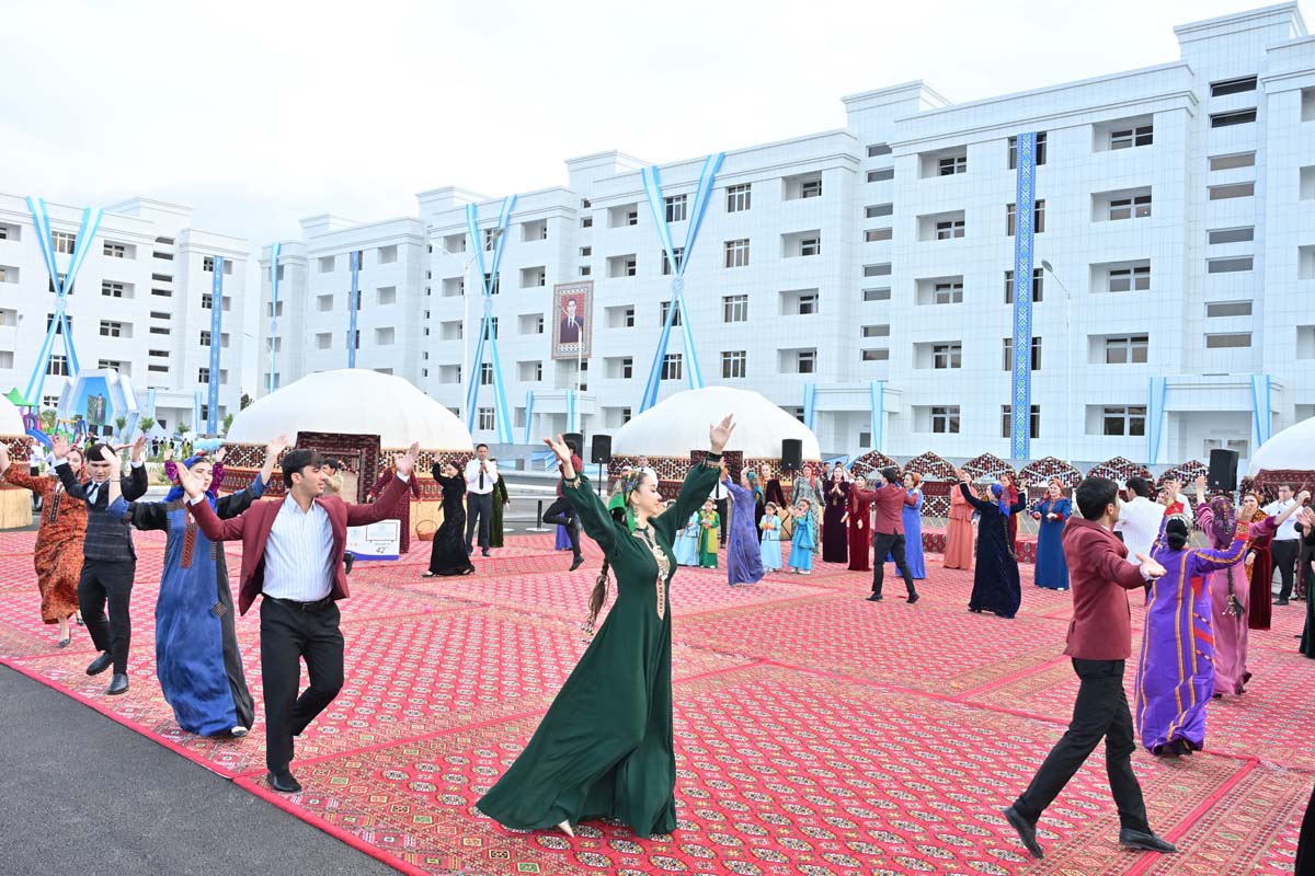Aşgabat şäheriniň güni mynasybetli täze ýaşaýyş jaýlary açyldy