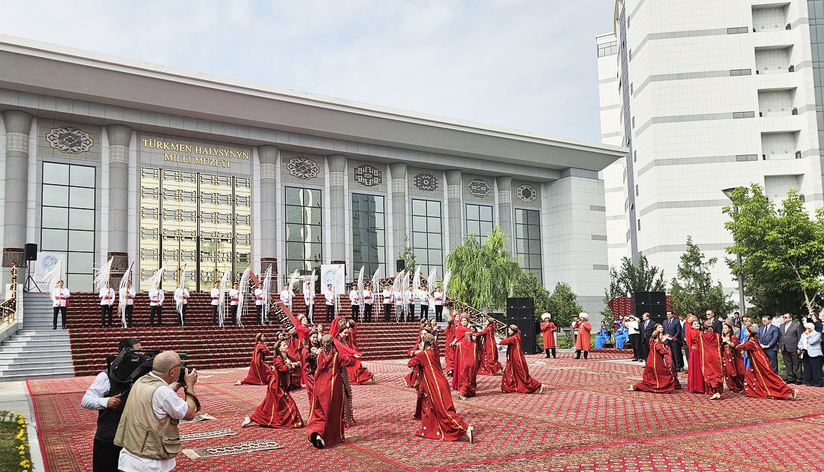 Türkmenistanyň Dokma senagaty ministrliginiň wekilleri Türkmen halysynyň baýramy mynasybetli geçirilýän dabaralara gatnaşdylar
