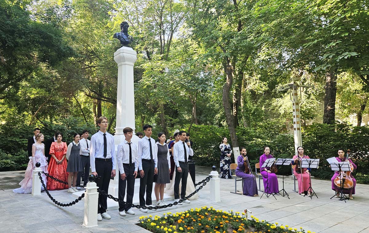 В Ашхабаде почтили память великого русского поэта Александра Сергеевича Пушкина