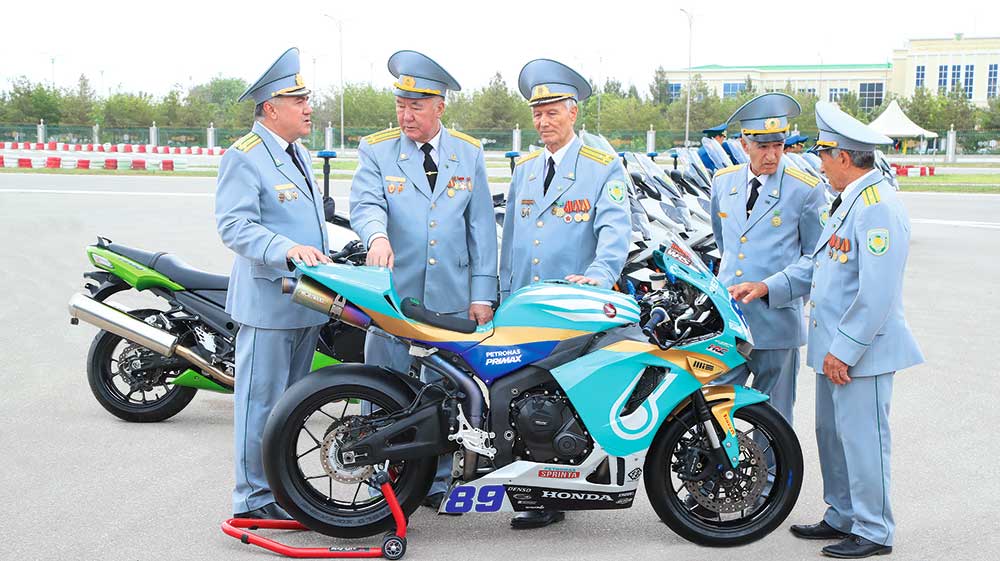 В знак приверженности дружественным отношениям