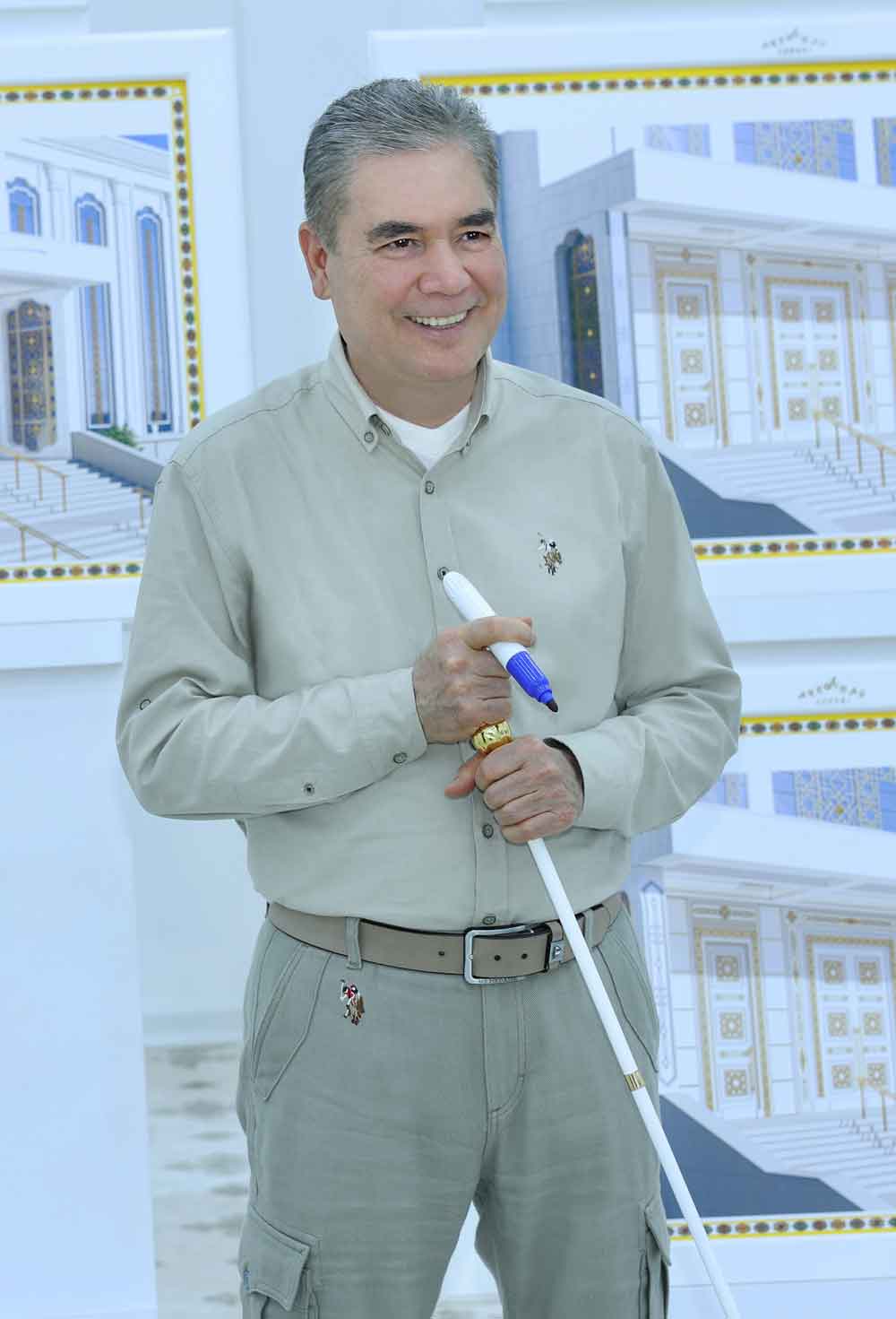 Национальный Лидер туркменского народа, Председатель Халк Маслахаты Туркменистана Герой-Аркадаг ознакомился с ходом строительства города Аркадаг и подготовленными проектами