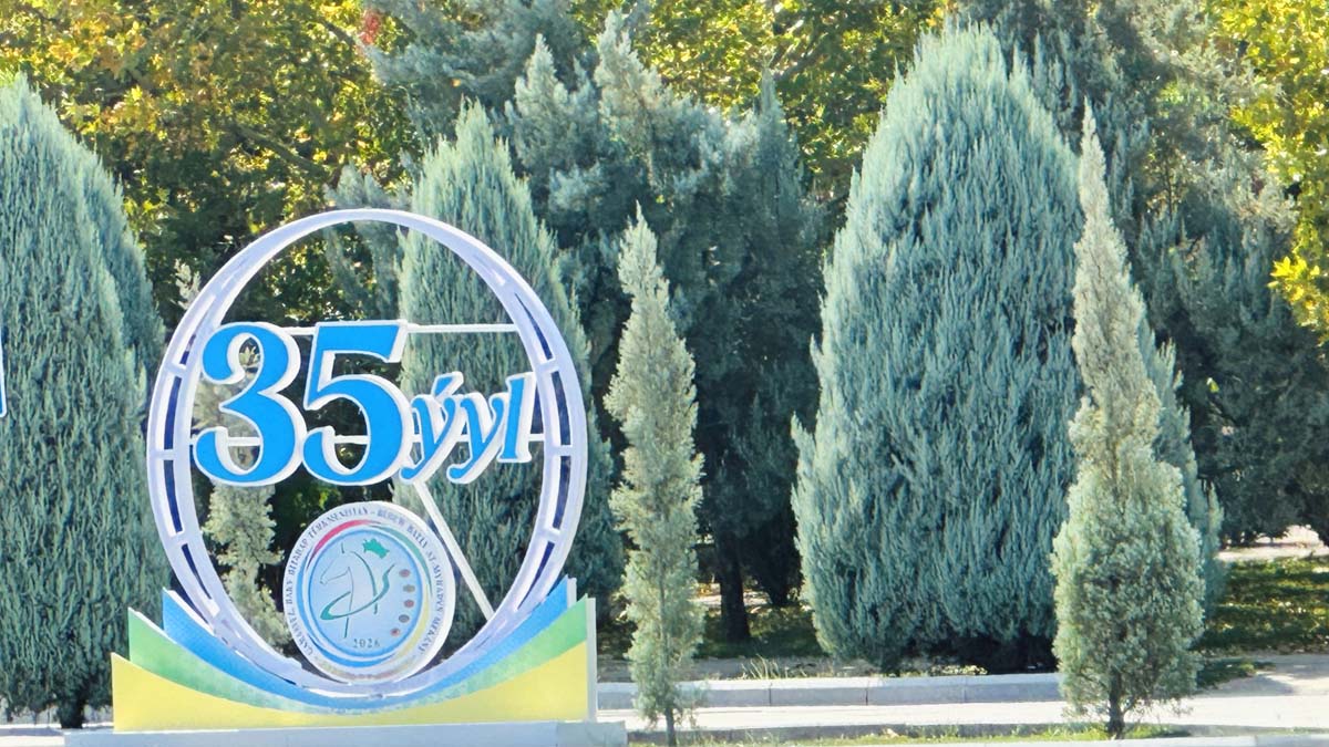 Ашхабад в преддверии 35-летия независимости украсили праздничные инсталляции