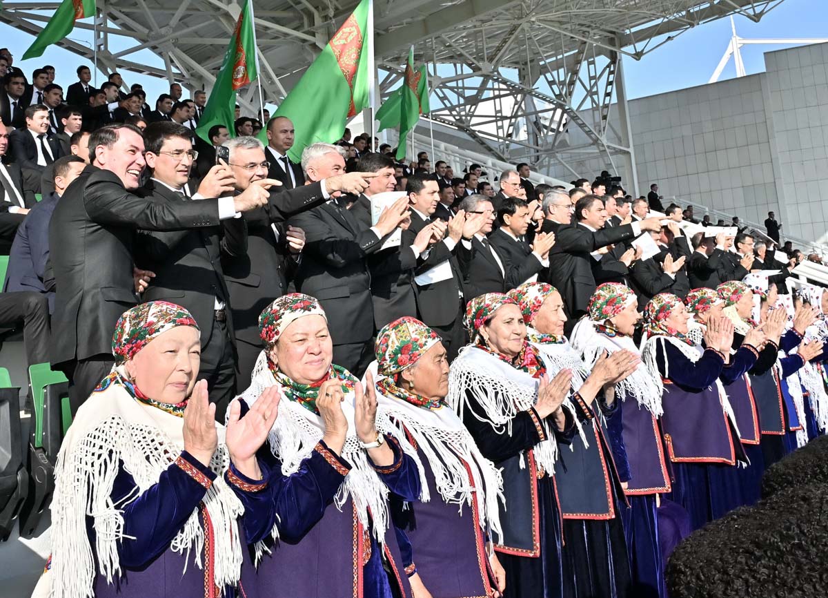 Türkmenistanyň Prezidenti Serdar Berdimuhamedow Aşgabat atçylyk sport toplumyndaky baýramçylyk dabaralaryna gatnaşdy