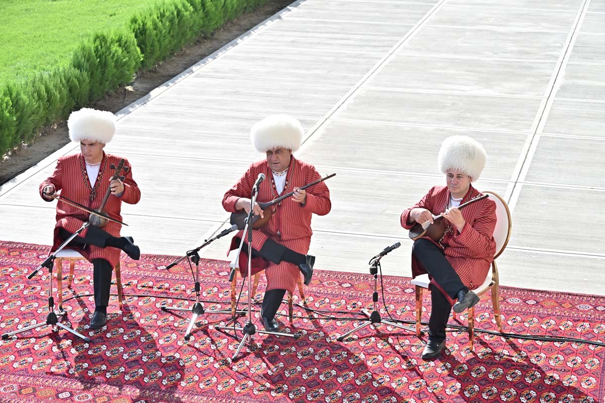 Türkmenistanyň Prezidenti Serdar Berdimuhamedow Aşgabat atçylyk sport toplumyndaky baýramçylyk dabaralaryna gatnaşdy