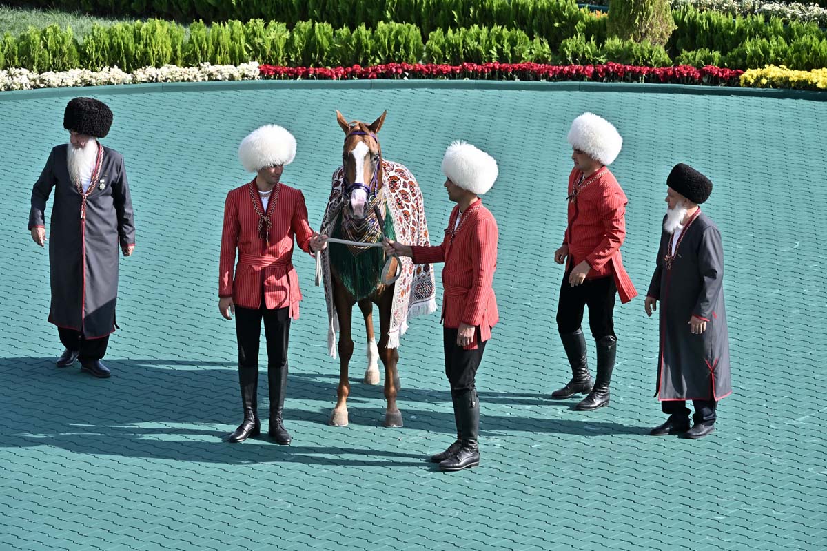 Türkmenistanyň Prezidenti Serdar Berdimuhamedow Aşgabat atçylyk sport toplumyndaky baýramçylyk dabaralaryna gatnaşdy