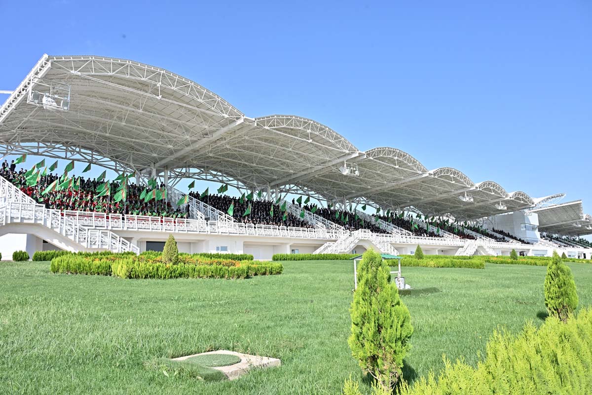 Türkmenistanyň Prezidenti Serdar Berdimuhamedow Aşgabat atçylyk sport toplumyndaky baýramçylyk dabaralaryna gatnaşdy