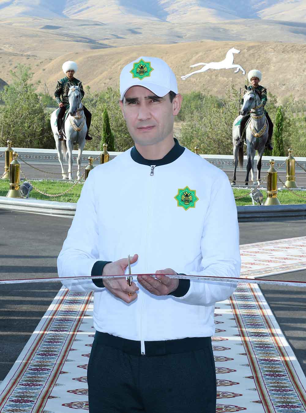 Hormatly Prezidentimiz Serdar Berdimuhamedow we türkmen halkynyň Milli Lideri, Türkmenistanyň Halk Maslahatynyň Başlygy Gahryman Arkadagymyz Gurbanguly Berdimuhamedow Türkmenistanyň Prezidentiniň Ahalteke atçylyk toplumynyň açylyş dabarasyna gatnaşdylar