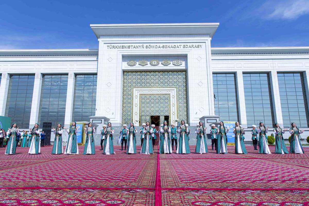 Paýtagtymyzda «Saglygy goraýyş, bilim we sport Berkarar döwletiň täze eýýamynyň Galkynyşy döwründe» atly halkara sergi we ylmy maslahat öz işine başlady